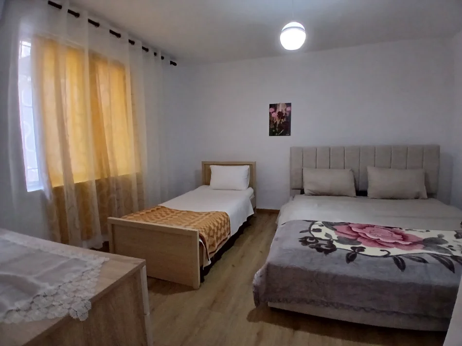 Tirane, jepet me qera apartament 1+1+Aneks Kati 1, 80 m² 400 € (Naim frasheri)