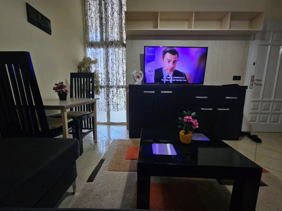 Tirane, jepet me qera apartament 1+1+Ballkon Kati -2, 56 m² 431 € (Rruga gjon mili)