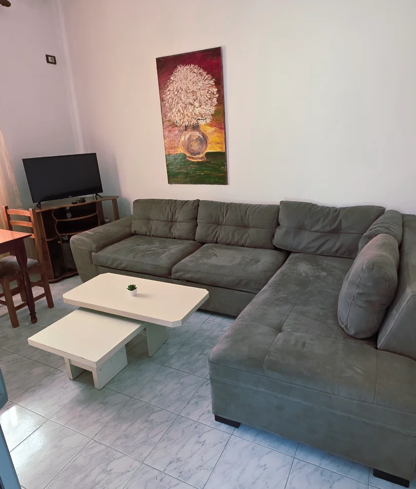Tirane, jepet me qera shtepi 1+1 Kati 1, 70 m² 320 € (Hasan Meniku)