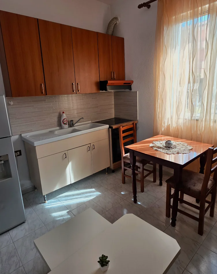 Tirane, jepet me qera shtepi 1+1 Kati 1, 70 m² 320 € (Hasan Meniku)