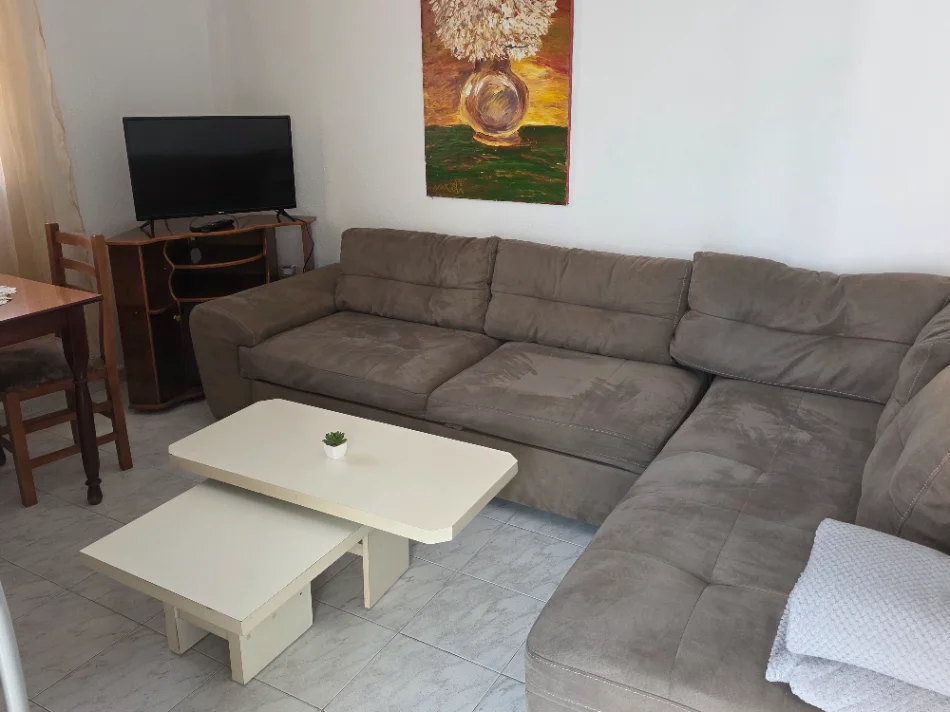 Tirane, jepet me qera shtepi 1+1 Kati 1, 70 m² 340 € (Hasan Meniku)