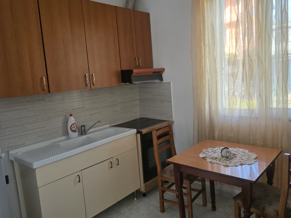 Tirane, jepet me qera shtepi 1+1 Kati 1, 70 m² 340 € (Hasan Meniku)