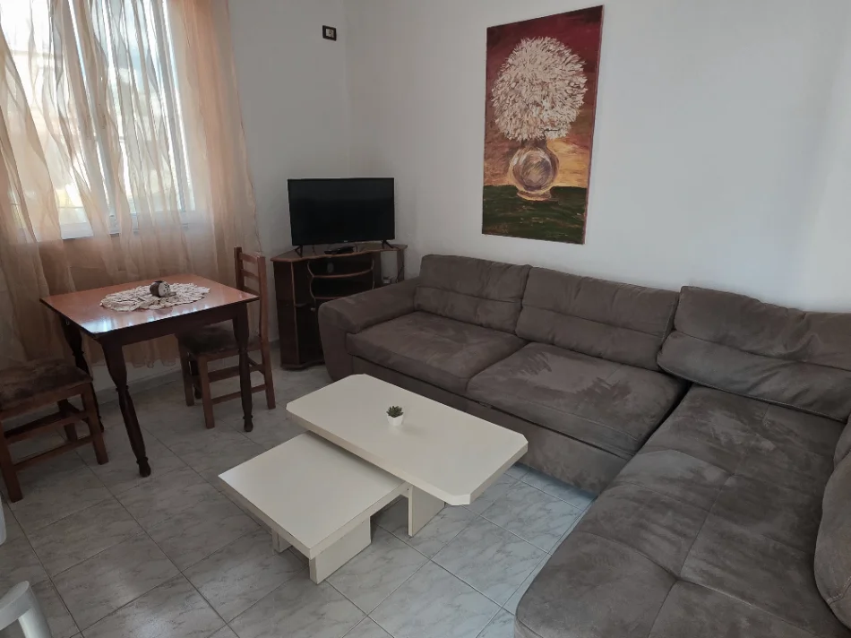 Tirane, jepet me qera shtepi 1+1 Kati 1, 70 m² 340 € (Hasan Meniku)