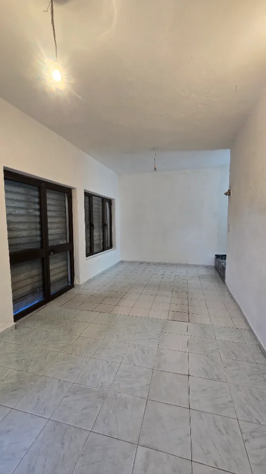 Tirane, jepet me qera dyqan Kati 1, 35 m² 250 € (Rruga Kristaq Capo)