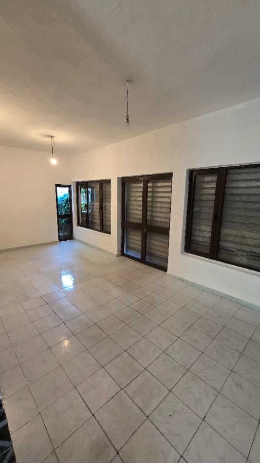 Tirane, jepet me qera dyqan Kati 1, 35 m² 250 € (Rruga Kristaq Capo)