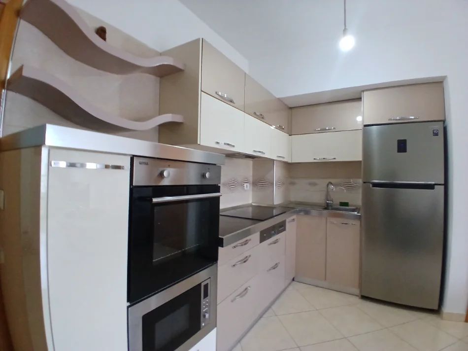 Tirane, jepet me qera apartament 2+1+Ballkon Kati 6, 120 m² 600 € (Riza cerova)