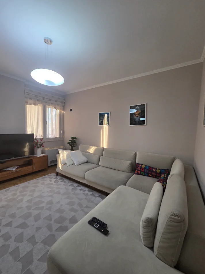 Tirane, jepet me qera apartament 2+1+Ballkon Kati 7, 103 m² 900 € (Gjik Kuqali)