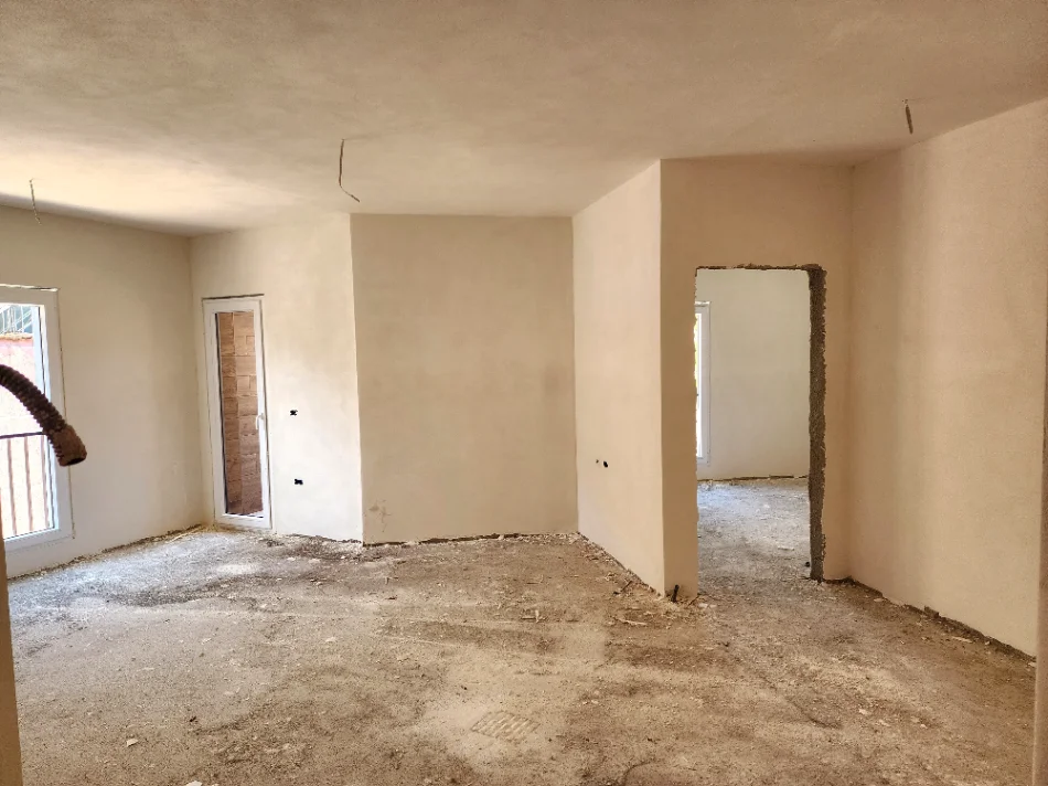Tirane, shitet apartament 2+1+Ballkon Kati 1, 100 m² 
