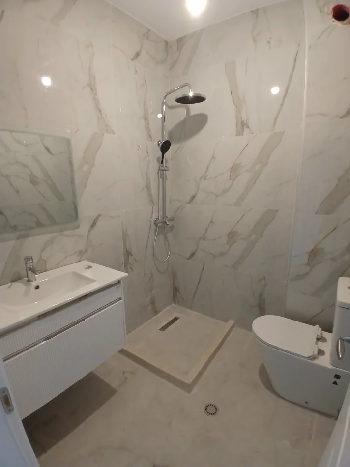 Tirane, shitet apartament 2+1+Ballkon Kati 2, 120 m² 130.001 € (Pallati Marsi 4, pranë Pajtoni Center)