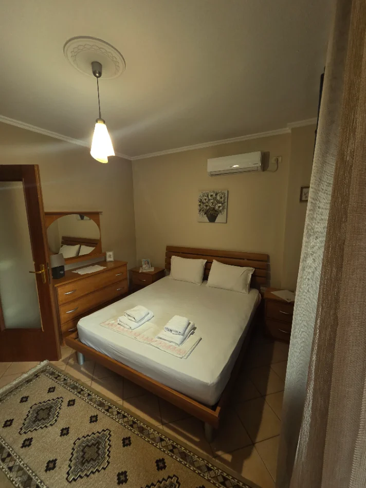 Tirane, jepet me qera 1+1+Ballkon , 60 m² 650 € (Perlat Rexhepi)