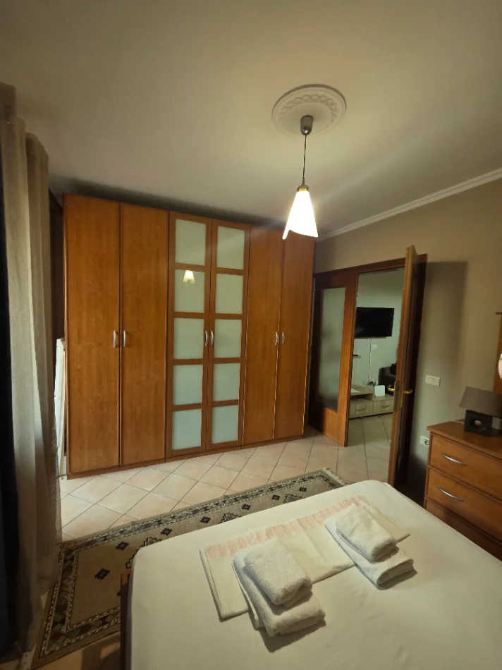 Tirane, jepet me qera 1+1+Ballkon , 60 m² 650 € (Perlat Rexhepi)