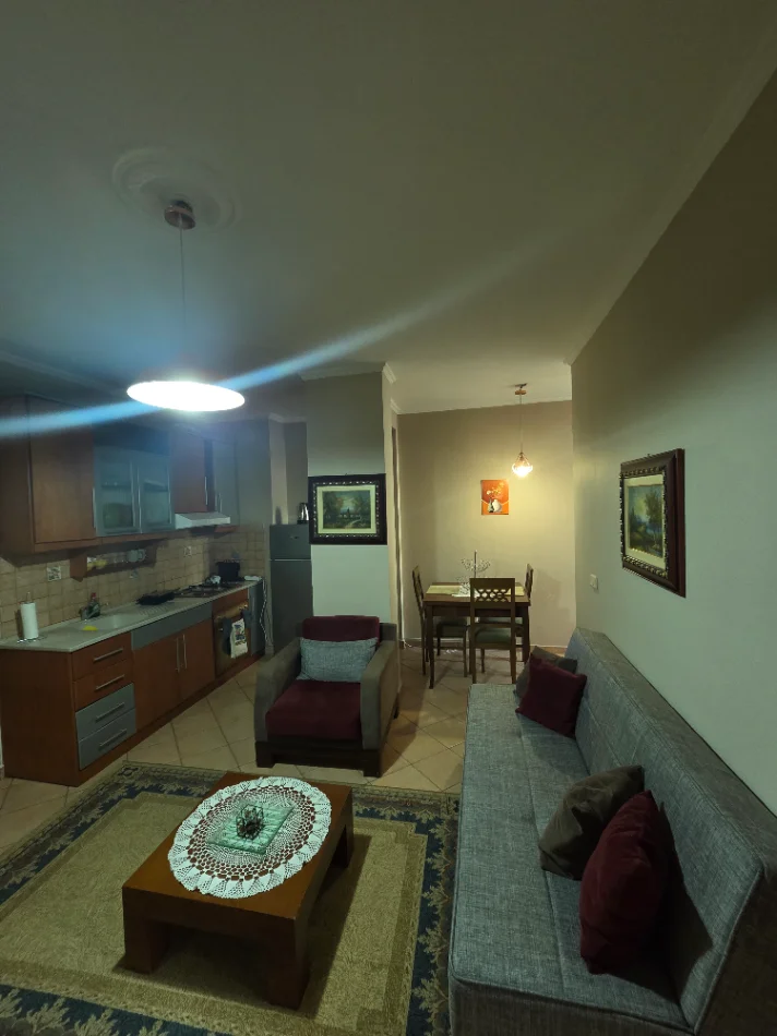 Tirane, jepet me qera 1+1+Ballkon , 60 m² 650 € (Perlat Rexhepi)