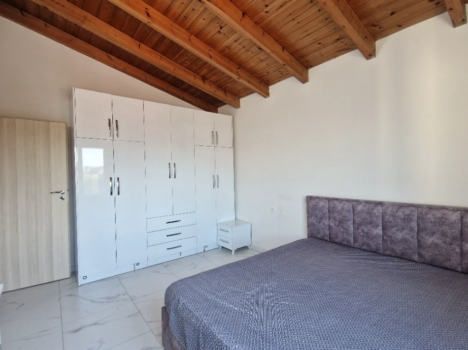 Tirane, jepet me qera shtepi 1+1 Kati 4, 80 m² 300 € (Rruga Korabi)