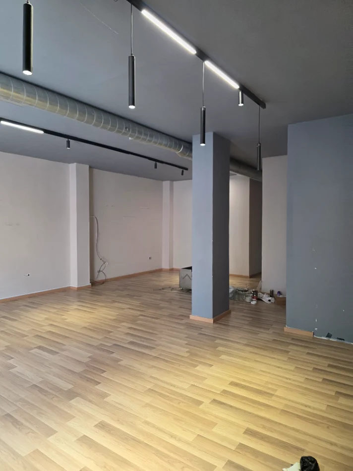 Tirane,Qera Ambjent Biznesi ideale klinik, laborator, estetik-parukeri, zyre etj, kat 0, sip. 70m²,Qera 80'000 leke/muaj, rr. F.Konica ATJONIT, Tiranë