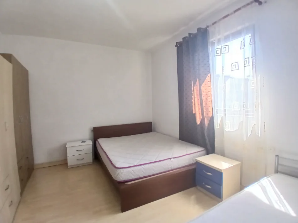 Tirane, jepet me qera apartament 1+1+Ballkon Kati 4, 65 m² 450 € (Boca caffe)