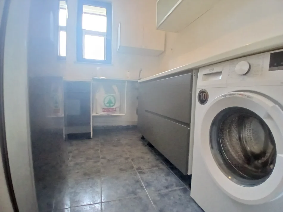 Tirane, jepet me qera apartament 1+1+Ballkon Kati 4, 65 m² 450 € (Boca caffe)