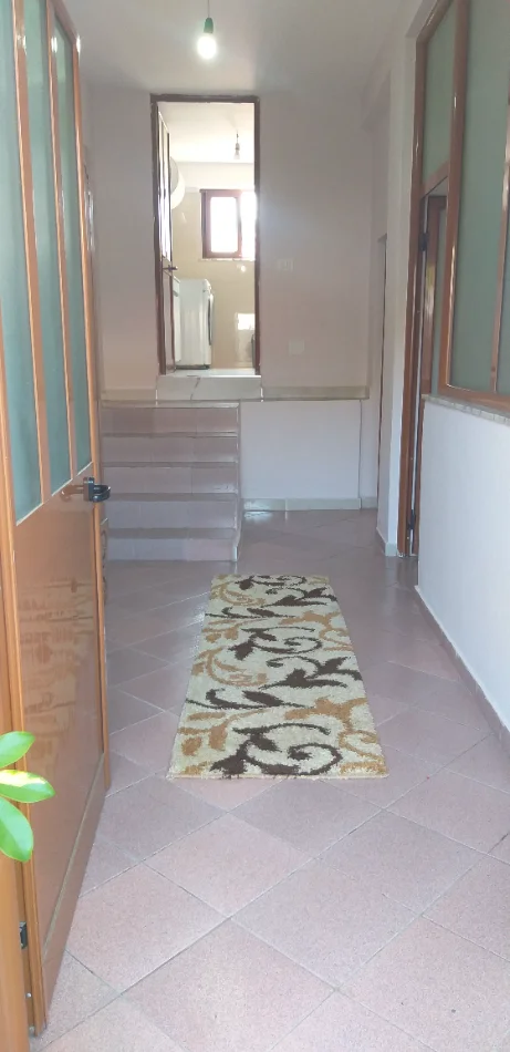 Tirane, jepet me qera shtepi 1+1 Kati 1, 55 m² 300 € (Rr Kadillari)