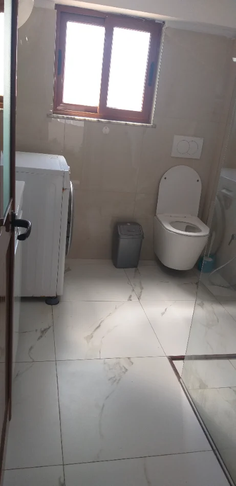 Tirane, jepet me qera shtepi 1+1 Kati 1, 55 m² 300 € (Rr Kadillari)