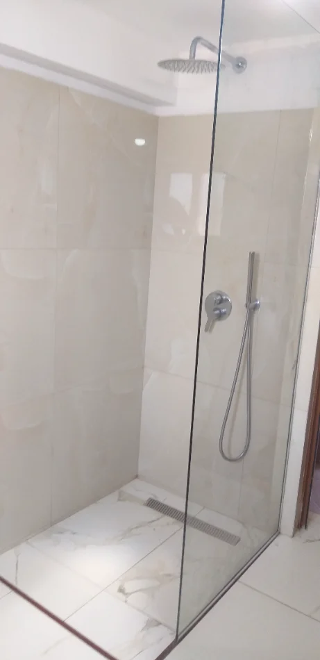 Tirane, jepet me qera shtepi 1+1 Kati 1, 55 m² 300 € (Rr Kadillari)