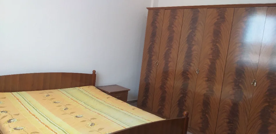 Tirane, jepet me qera shtepi 1+1 Kati 1, 55 m² 300 € (Rr Kadillari)