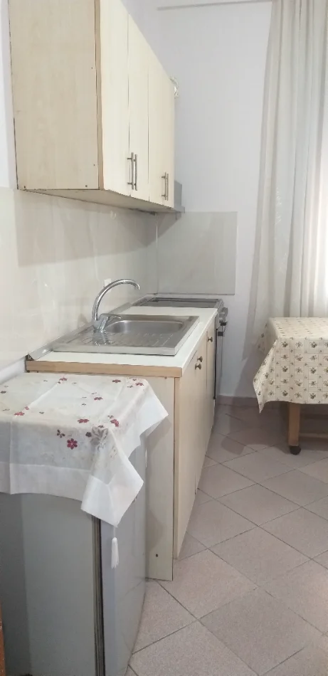 Tirane, jepet me qera shtepi 1+1 Kati 1, 55 m² 300 € (Rr Kadillari)