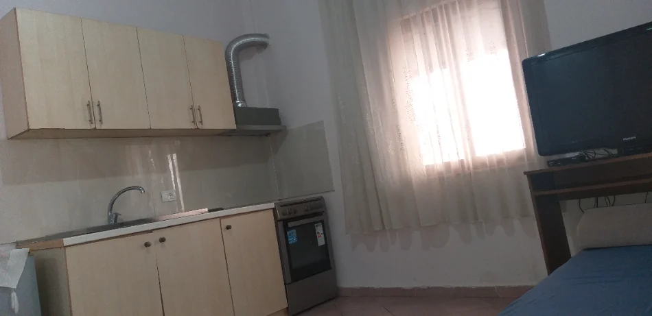 Tirane, jepet me qera shtepi 1+1 Kati 1, 55 m² 300 € (Rr Kadillari)