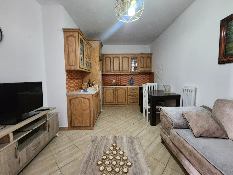 Tirane, jepet me qera apartament 1+1+Ballkon Kati 5, 65 m² 330 € (Rruga Fadil Feliu)