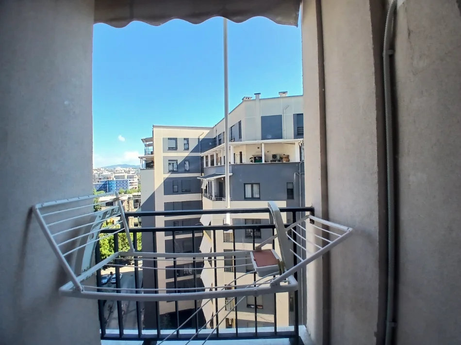 Tirane, jepet me qera apartament 1+1 Kati 6, 40 m² 430 € (Pazari I ri)