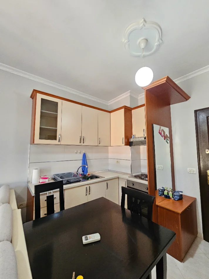 Tirane, jepet me qera apartament 1+1+Ballkon Kati 8, 55 m² 400 € (Loni ligori)