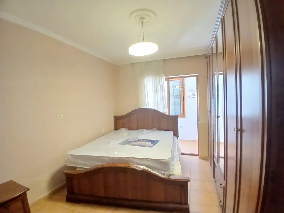 Tirane, jepet me qera apartament 2+1+Aneks+Ballkon Kati 1, 80 m² 400 € (Bkt)