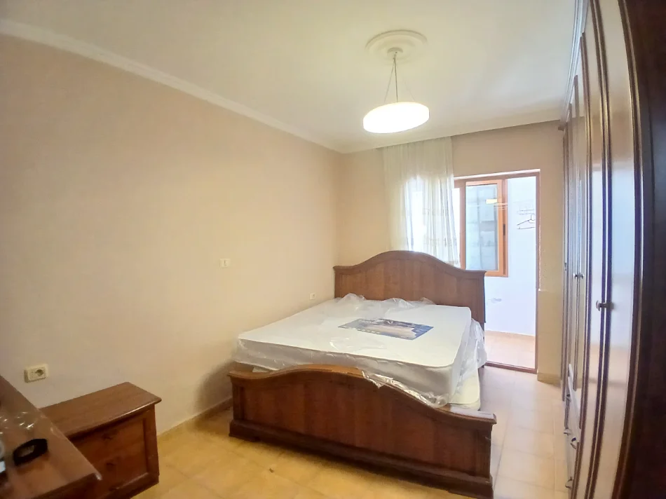 Tirane, jepet me qera apartament 2+1+Aneks+Ballkon Kati 1, 80 m² 400 € (Bkt)