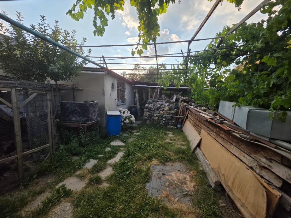 Korce, shitet magazine , 600 m² 