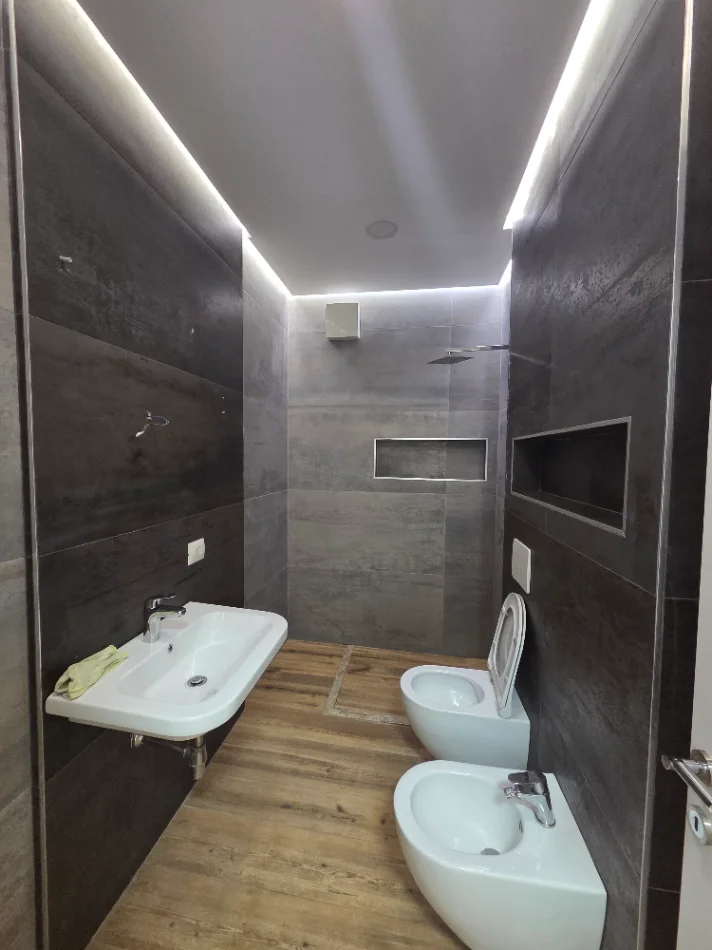 Tirane, jepet me qera apartament Kati 5, 105 m² 600 € (Hoxha Tasim)