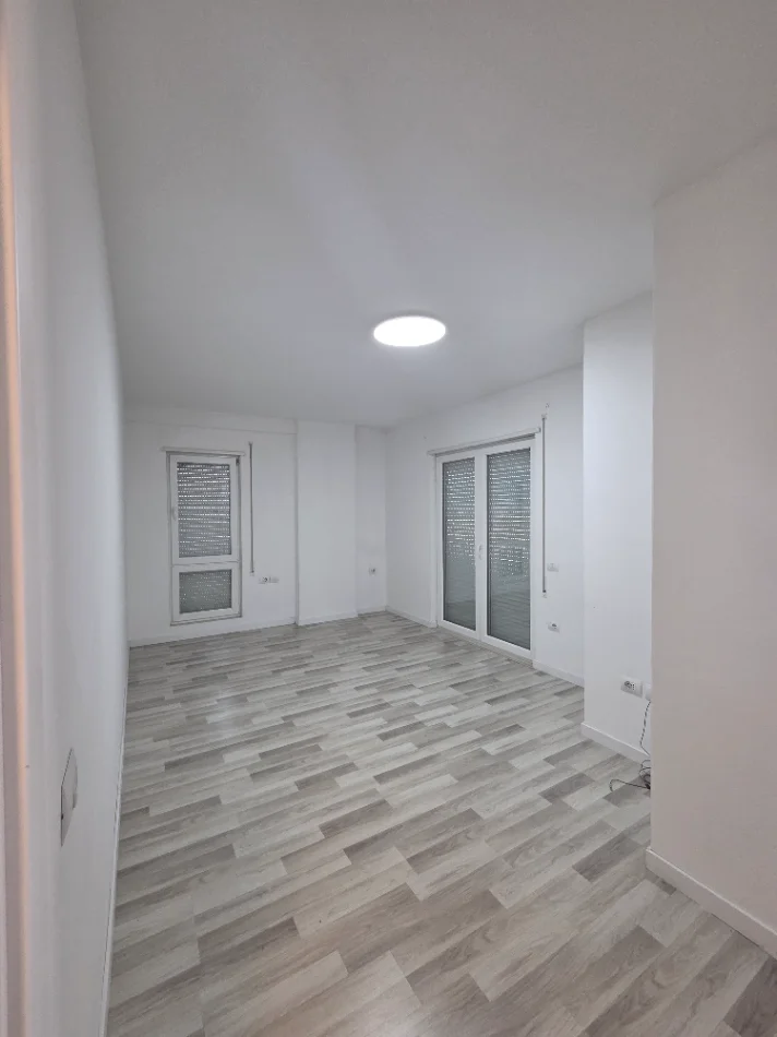Tirane, jepet me qera apartament Kati 5, 105 m² 600 € (Hoxha Tasim)