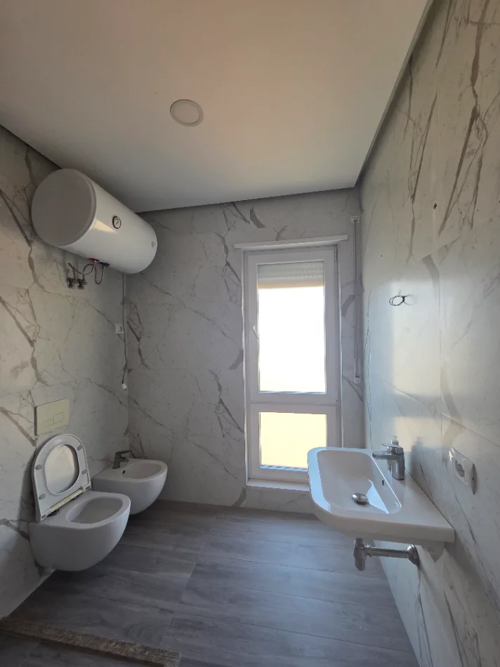 Tirane, jepet me qera apartament Kati 5, 105 m² 600 € (Hoxha Tasim)
