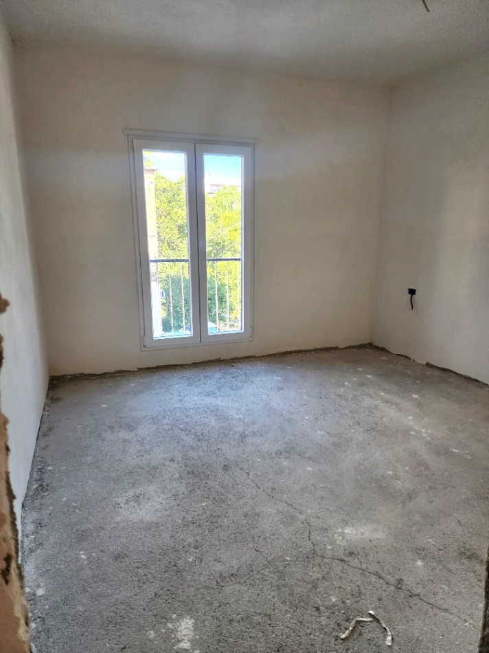 Tirane, shitet apartament 2+1+Ballkon Kati 1, 100 m² 