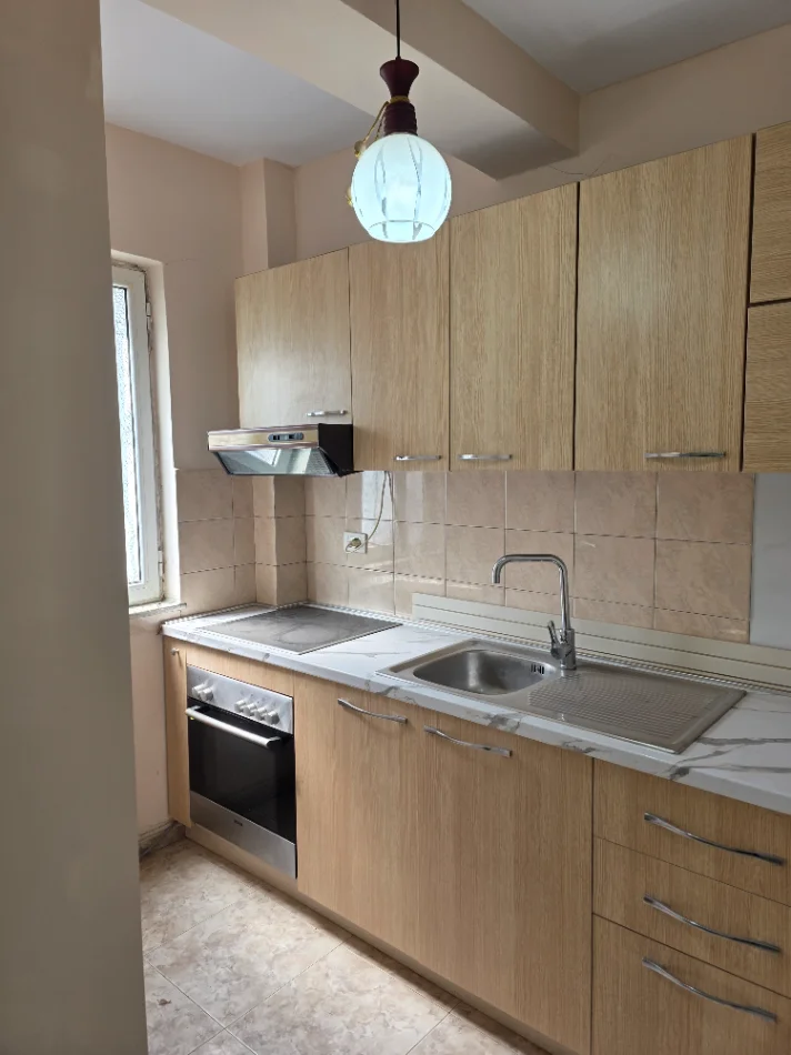Tirane,Me Qera Apart tip.1+1,kati 1,pallat 5-kat,sip.57m²,qera 40'000 Leke/muaj,në rr I.Dollaku,300m nga Fusha/rr.Ali Demi,800m nga brryli/Lana Tirane