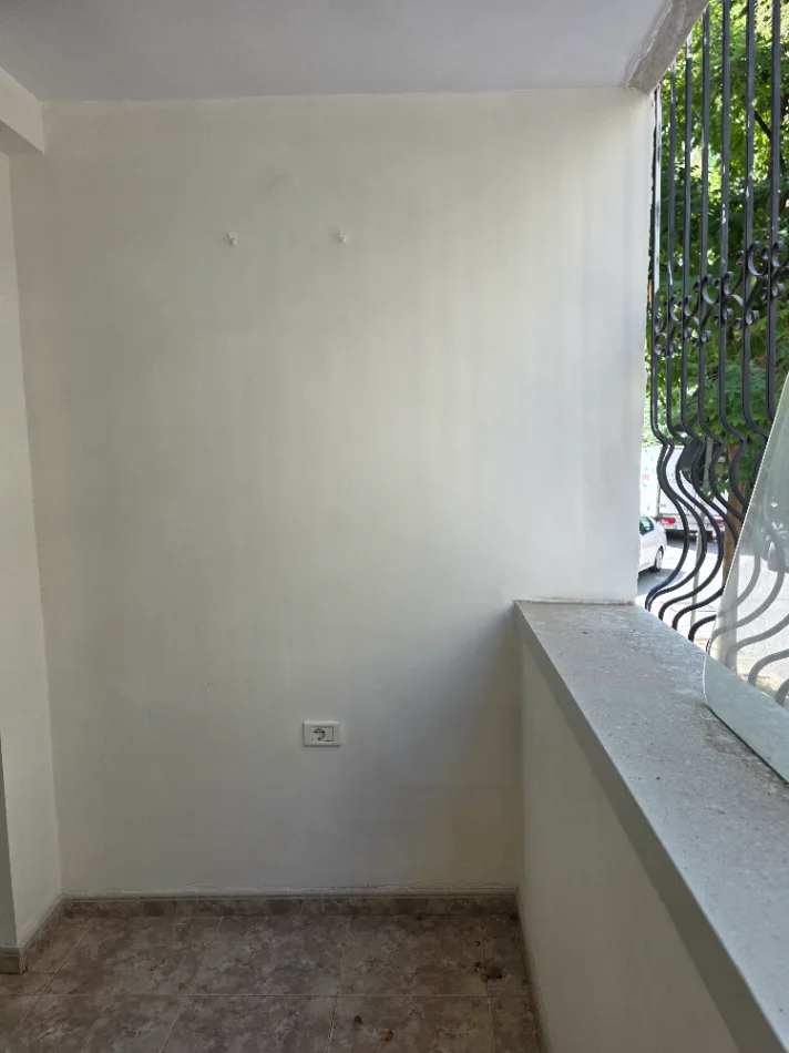 Tirane,Me Qera Apart tip.1+1,kati 1,pallat 5-kat,sip.57m²,qera 40'000 Leke/muaj,në rr I.Dollaku,300m nga Fusha/rr.Ali Demi,800m nga brryli/Lana Tirane