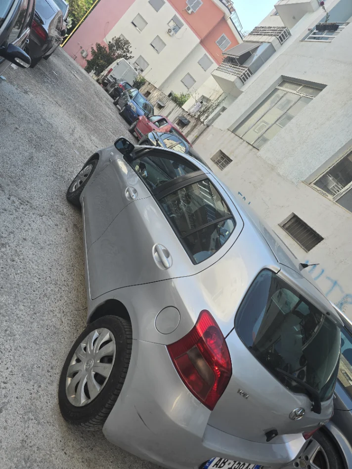 Tirane, shitet makine Toyota Yaris 2007 Nafte, gri metalizato automatik Kondicioner 205.000 km 4.500 €