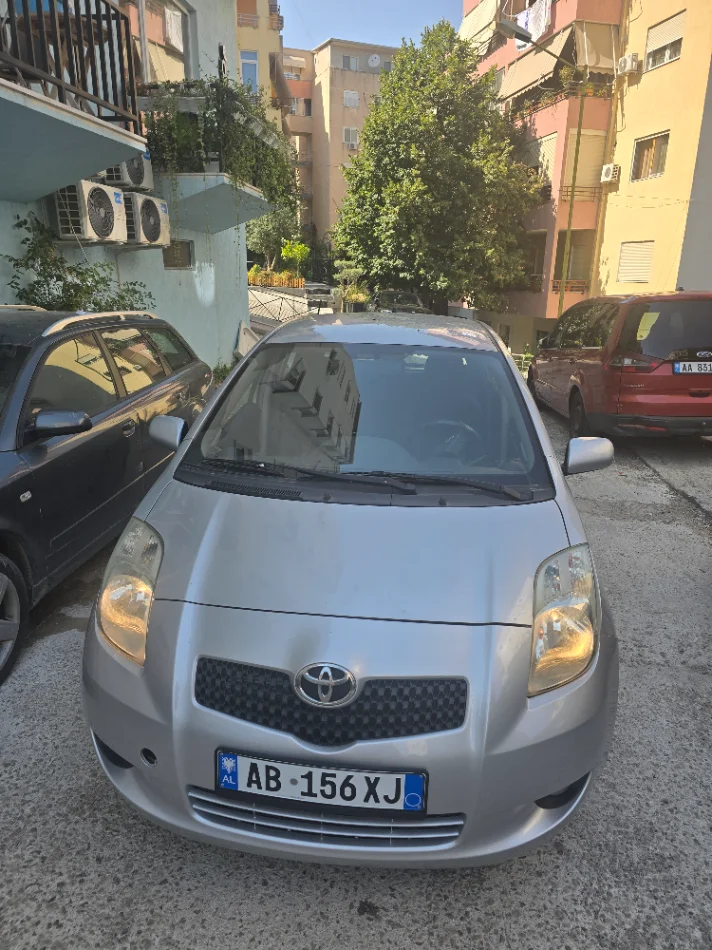 Tirane, shitet makine Toyota Yaris 2007 Nafte, gri metalizato automatik Kondicioner 205.000 km 4.500 €