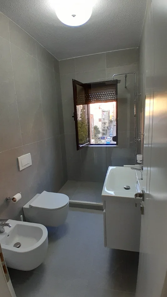 Tirane, jepet me qera apartament 2+1+Aneks+Ballkon Kati 5, 110 m² 800 € (Rr. Kosovareve)