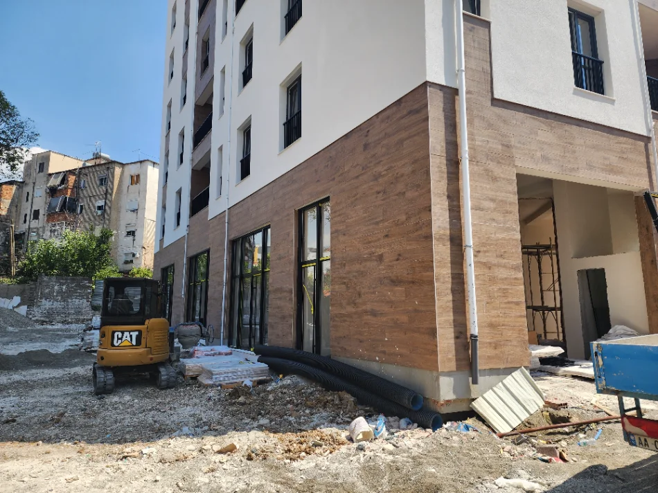 Tirane, shitet dyqan Kati 0, 32 m² 8.400.000 € 