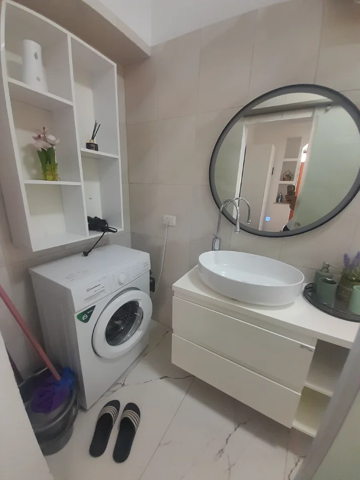 Tirane, jepet me qera Garsonier, Mobiluar, Cmimi 37.000 Lekë të Reja, Pranë Selvisë, Rruga Dibrës,Tiranë.