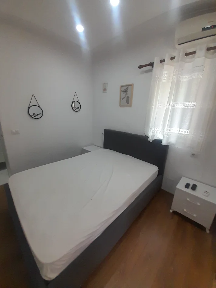 Tirane, jepet me qera Garsonier, Mobiluar, Cmimi 37.000 Lekë të Reja, Pranë Selvisë, Rruga Dibrës,Tiranë.