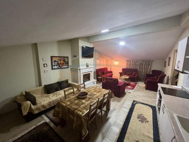 Korce, jepet me qera apartament 3+1 Kati 2, 172 m² 400 Euro (Lagjia 14)