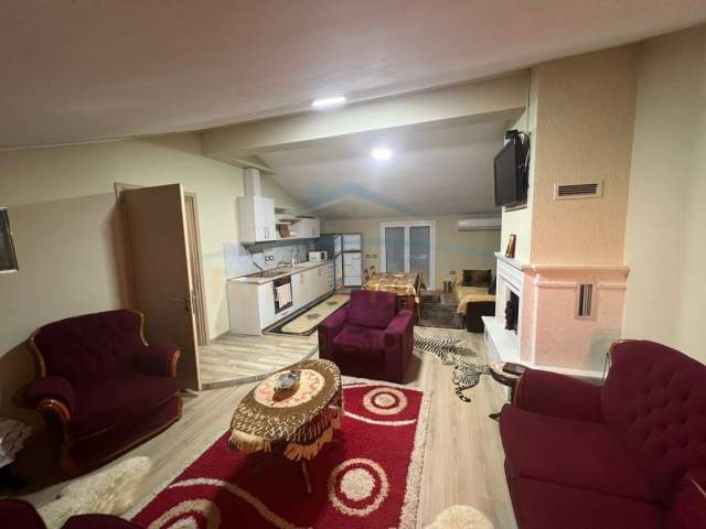 Korce, jepet me qera apartament 3+1 Kati 2, 172 m² 400 Euro (Lagjia 14)