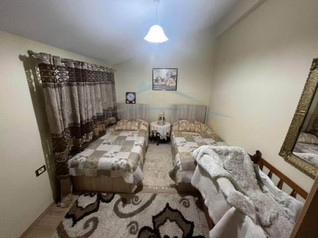 Korce, jepet me qera apartament 3+1 Kati 2, 172 m² 400 Euro (Lagjia 14)