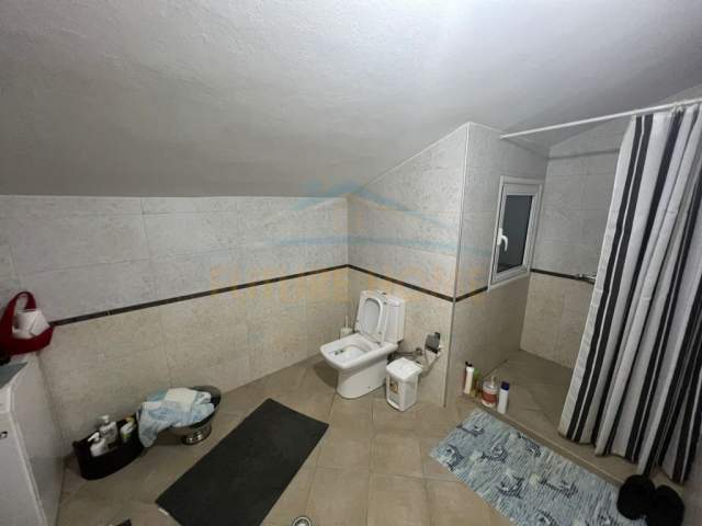 Korce, jepet me qera apartament 3+1 Kati 2, 172 m² 400 Euro (Lagjia 14)
