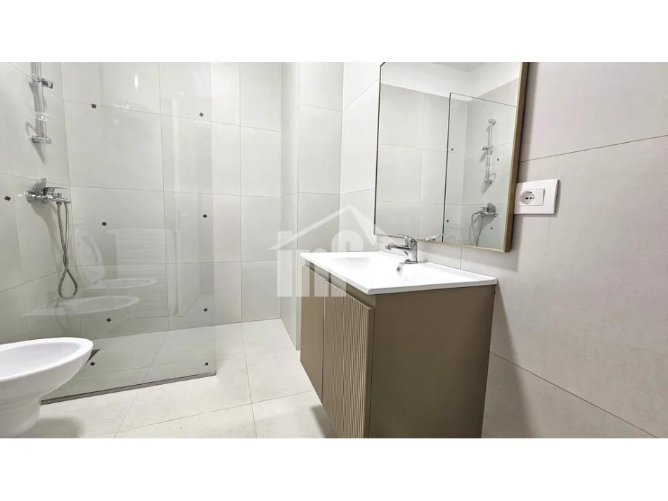 Tirane, jepet me qera apartament 3+1 Kati 4, 110 m² 1.100 € (RRUGA “DRITAN HOXHA”, 600 M NGA “RING CENTER”)