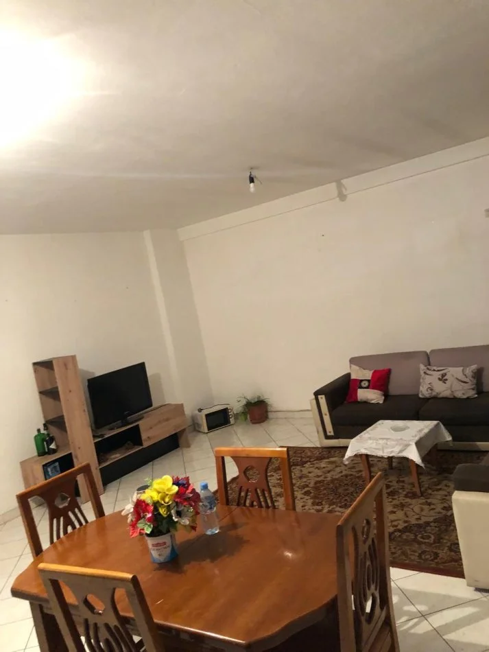 Tirane, jepet me qera apartament 2+1+Ballkon Kati 6, 110 m² 400 € (Rr.Dritan Hoxha Laprake te Intesa SanPaolo)
